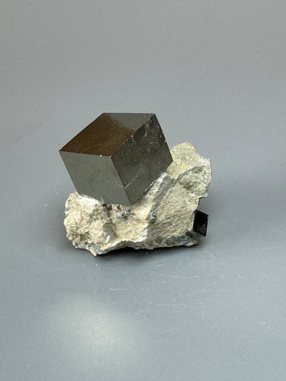 Pyrit Kubus auf Matrix - 4cm, 66g