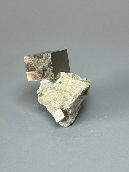 Pyrit Kubus auf Matrix - 4cm, 66g