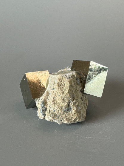 Pyrit Kubus auf Matrix - 5cm, 70g