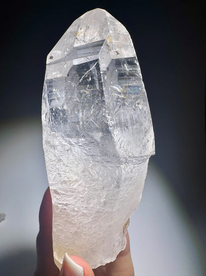 Lemurian Quarz Spitze Kristall mit Regenbogen 💎 11.3 cm/ 324 g – Naturbelassen & kraftvoll
