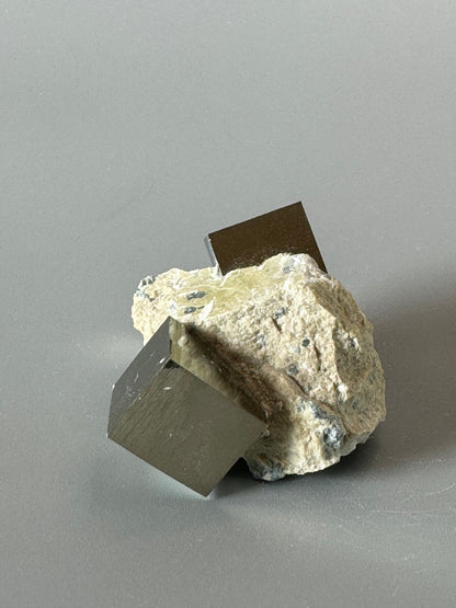 Pyrit Kubus auf Matrix - 5cm, 70g