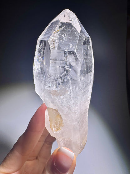 Lemurian Quarz Spitze Kristall mit Regenbogen 💎 11.3 cm/ 324 g – Naturbelassen & kraftvoll