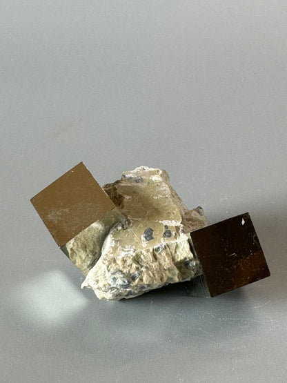 Pyrit Kubus auf Matrix - 5cm, 70g