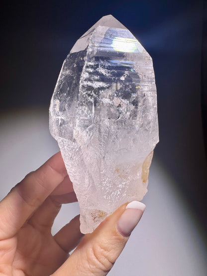 Lemurian Quarz Spitze Kristall mit Regenbogen 💎 11.3 cm/ 324 g – Naturbelassen & kraftvoll