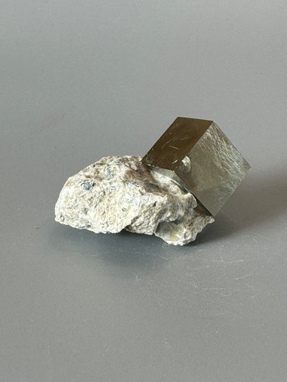 Pyrit Kubus auf Matrix - 5cm, 56g
