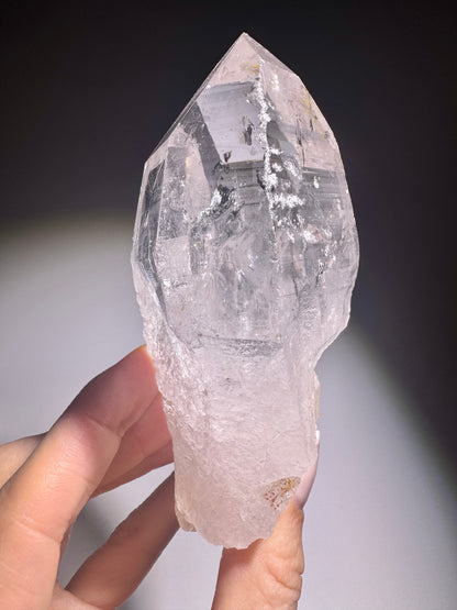 Lemurian Quarz Spitze Kristall mit Regenbogen 💎 11.3 cm/ 324 g – Naturbelassen & kraftvoll