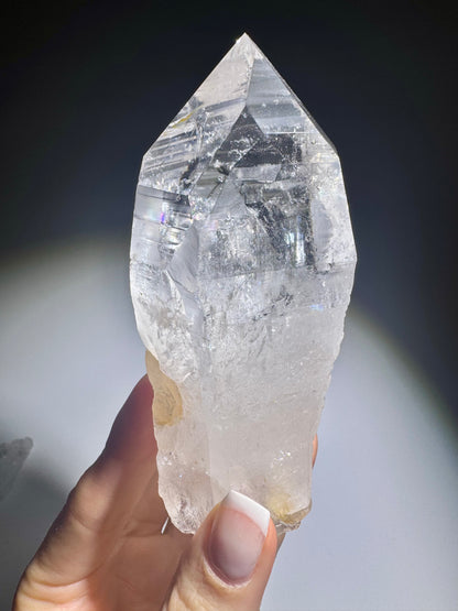 Lemurian Quarz Spitze Kristall mit Regenbogen 💎 11.3 cm/ 324 g – Naturbelassen & kraftvoll