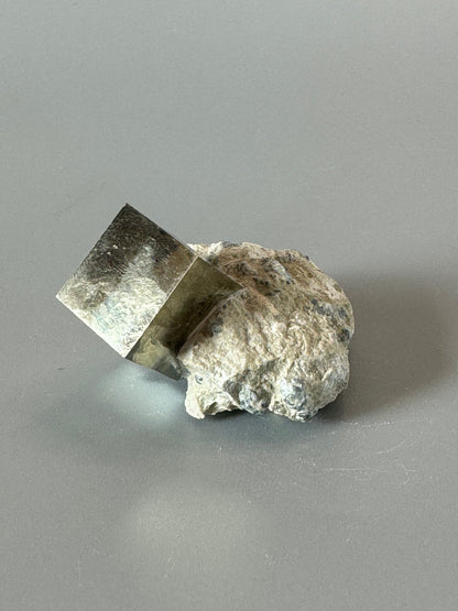 Pyrit Kubus auf Matrix - 5cm, 56g