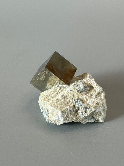 Pyrit Kubus auf Matrix - 5cm, 56g