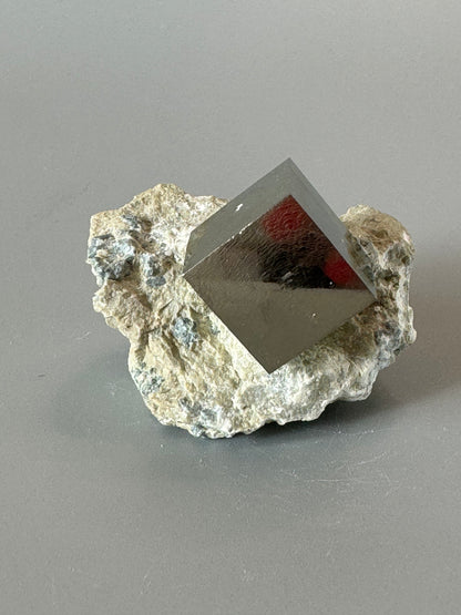 Pyrit Kubus auf Matrix - 5cm, 99g