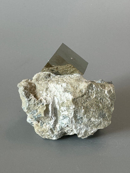 Pyrit Kubus auf Matrix - 5cm, 99g