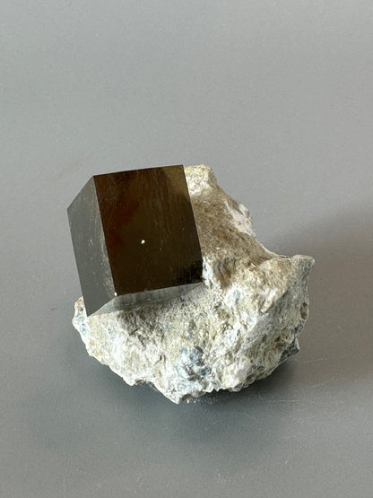 Pyrit Kubus auf Matrix - 5cm, 99g