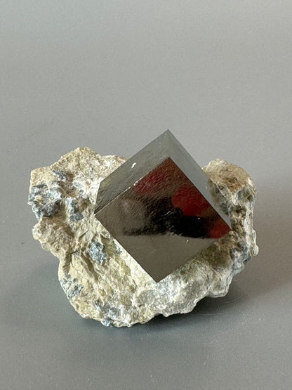 Pyrit Kubus auf Matrix - 5cm, 99g
