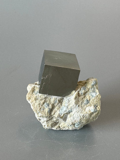 Pyrit Kubus auf Matrix - 4cm, 77g