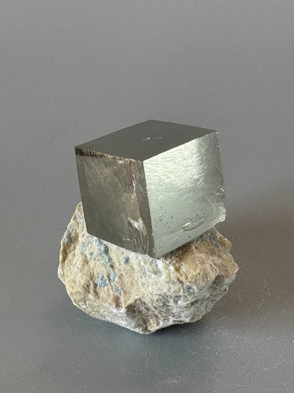 Pyrit Kubus auf Matrix - 4cm, 77g