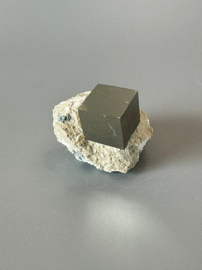 Pyrit Kubus auf Matrix - 4cm, 73g