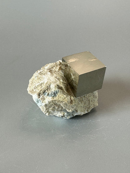 Pyrit Kubus auf Matrix - 4cm, 73g