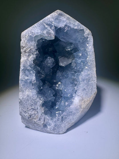 Celestin Spitze Madagaskar 11.5cm, 878g, klare hellblaue Kristalle, natürliche Energie