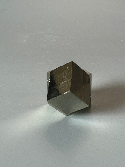 Perfekter Pyrit Kubus (Museumsqualität) - 2.5 cm, 26g