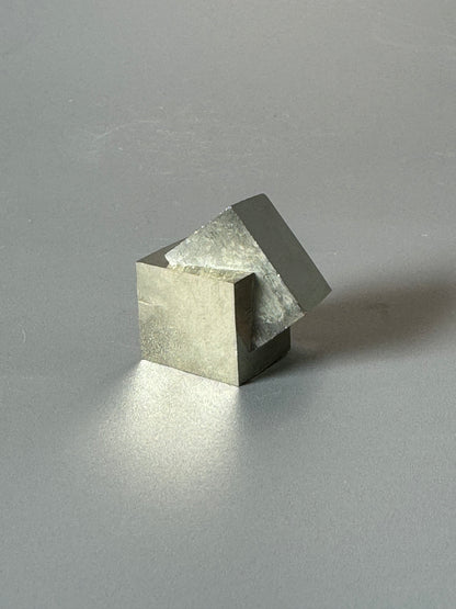 Perfekter Pyrit Kubus (Museumsqualität) - 2 cm, 26g