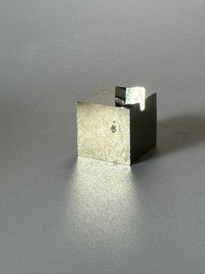 Perfekter Pyrit Kubus (Museumsqualität) - 1.7 cm, 21g