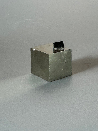 Perfekter Pyrit Kubus (Museumsqualität) - 1.7 cm, 21g