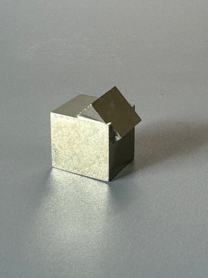 Perfekter Pyrit Kubus (Museumsqualität) - 1.6 cm, 15g