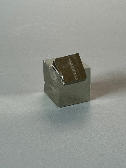 Perfekter Pyrit Kubus (Museumsqualität) - 1.6 cm, 15g