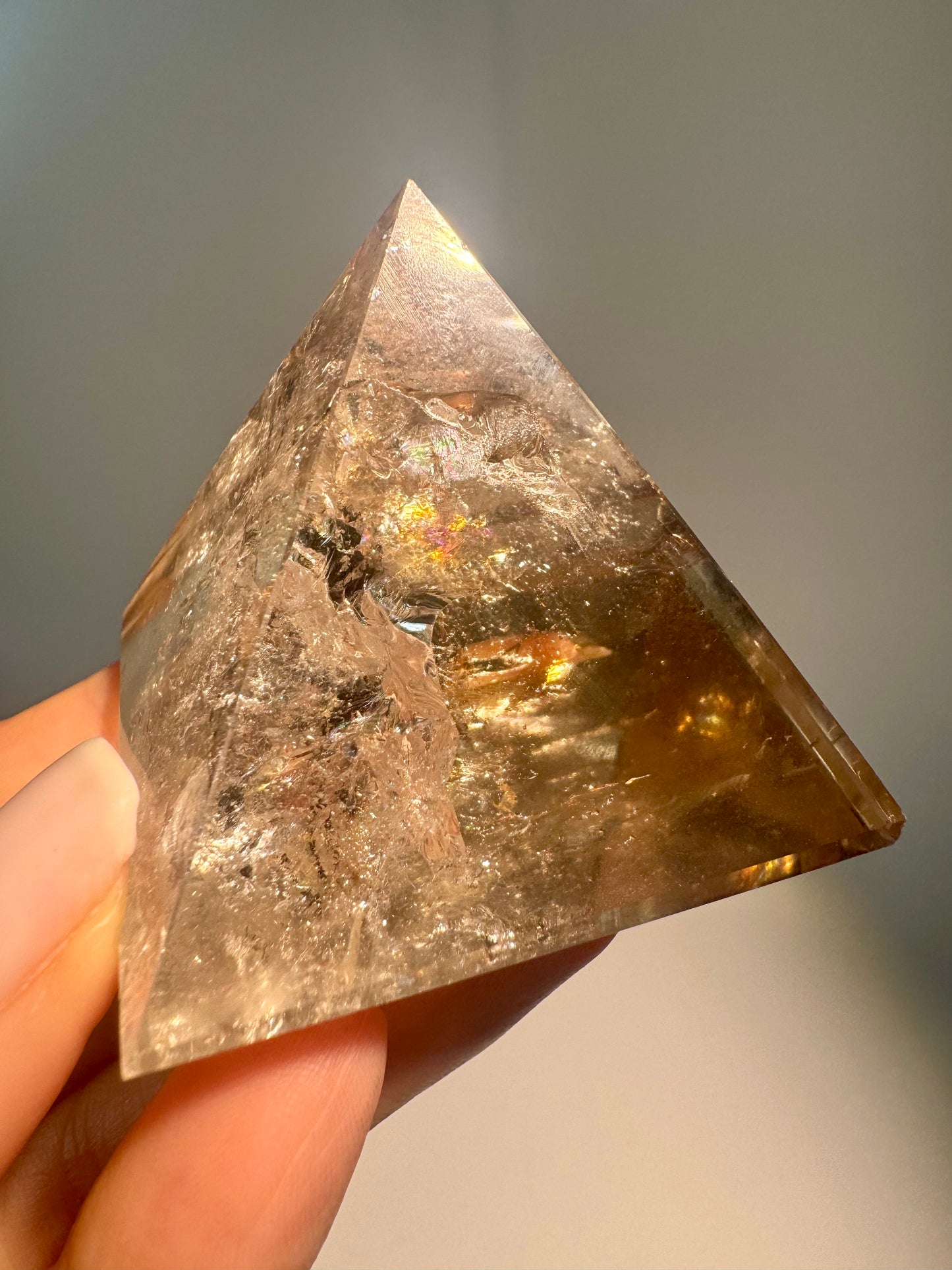 Rauchquarzpyramide extra klar mit Regenbogen aus Brasilien – 4,8 cm