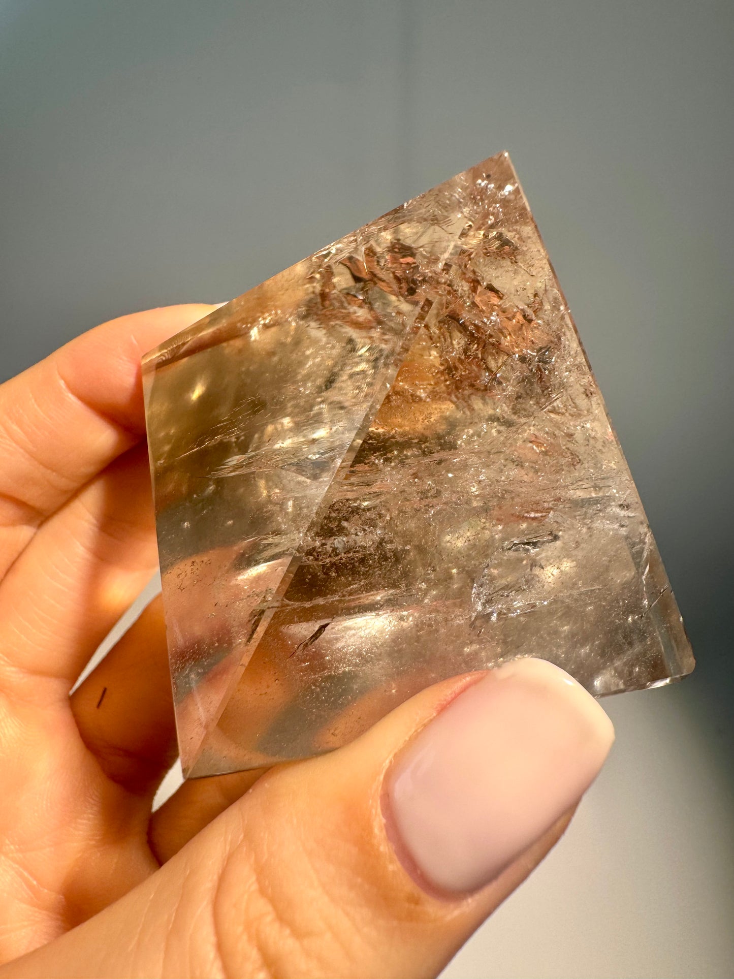 Rauchquarzpyramide extra klar mit Regenbogen aus Brasilien – 4,8 cm
