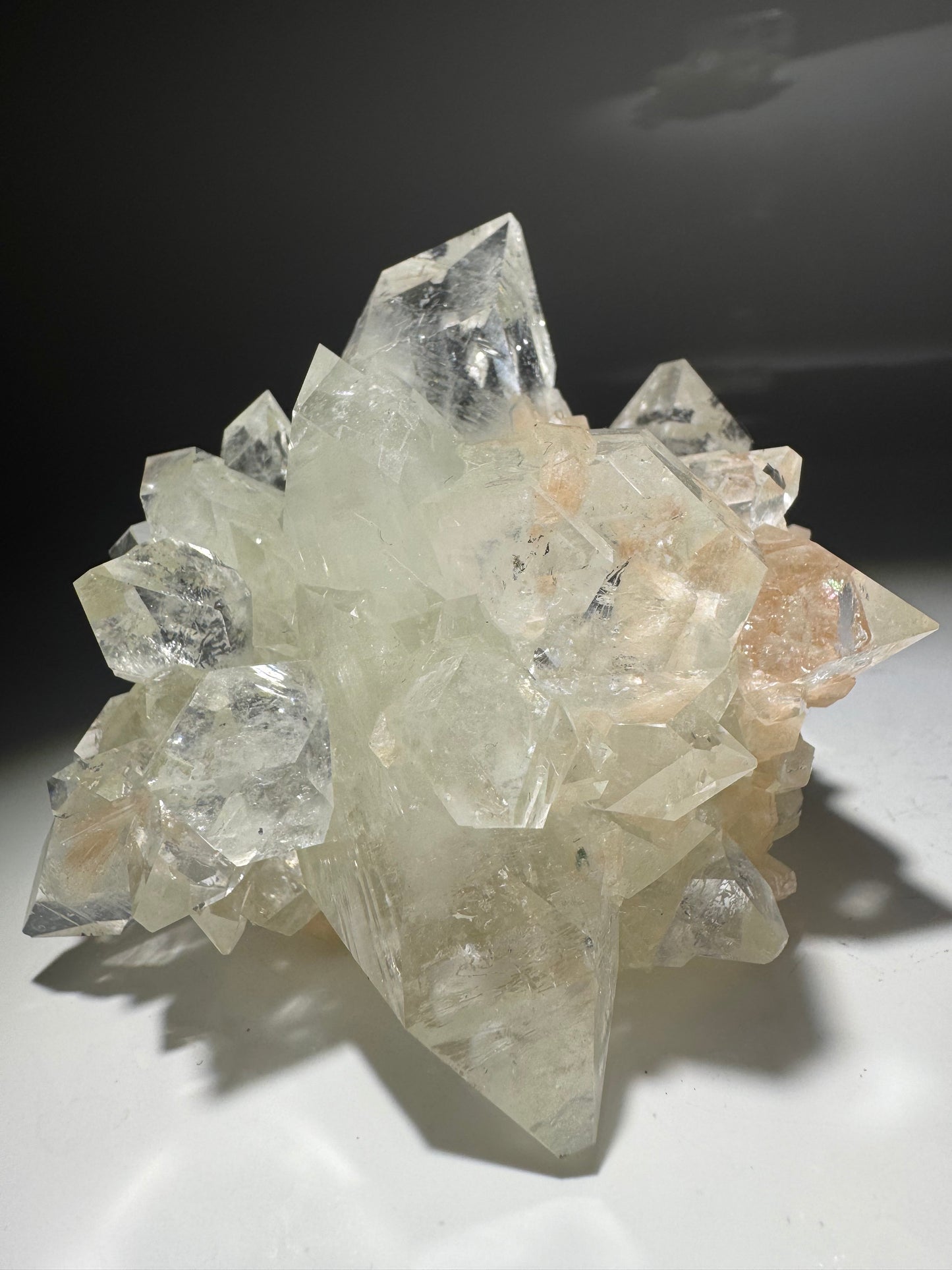 Kristallklarer Apophyllit mit aprikosenfarbenem Desmin – Museumsqualität 9,5 cm 💎