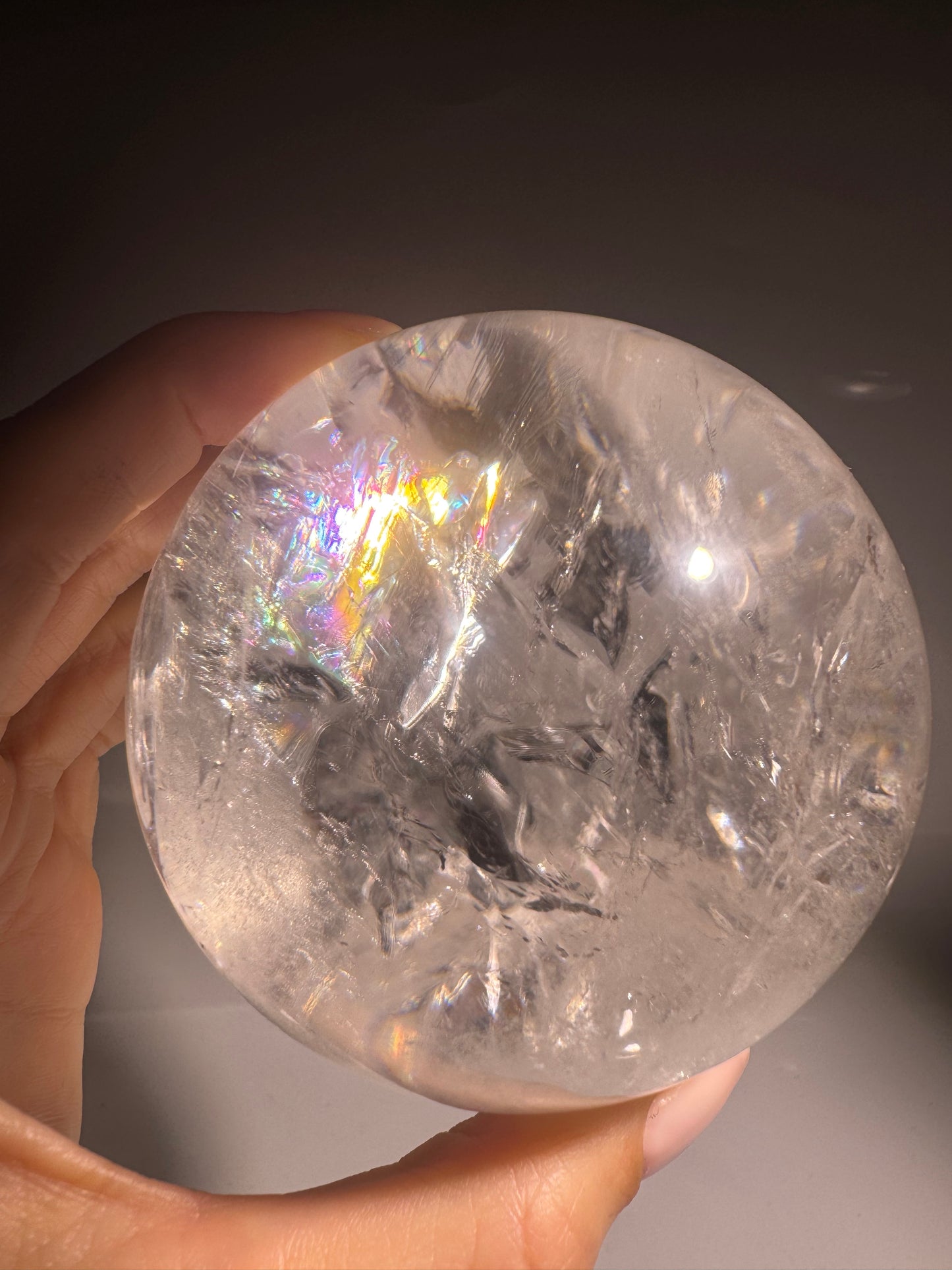 Riesige Lemurian-Bergkristallkugel mit Regenbogen – Extra Qualität | 8 cm