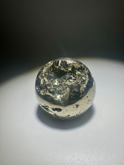 Pyrit-Kugel 4 cm | Funkelnde Pyrit-Kristallkugel mit Goldglanz | Hochwertiger Pyrit aus Peru | Kristallkugel für Erfolg & Schutz