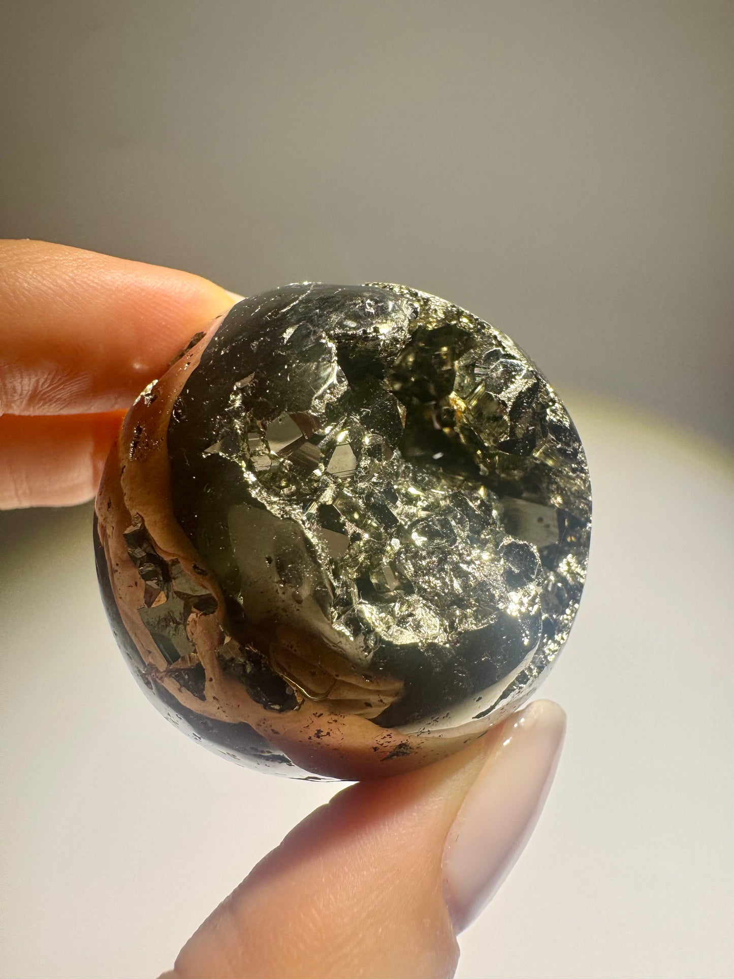 Pyrit-Kugel 4 cm | Funkelnde Pyrit-Kristallkugel mit Goldglanz | Hochwertiger Pyrit aus Peru | Kristallkugel für Erfolg & Schutz