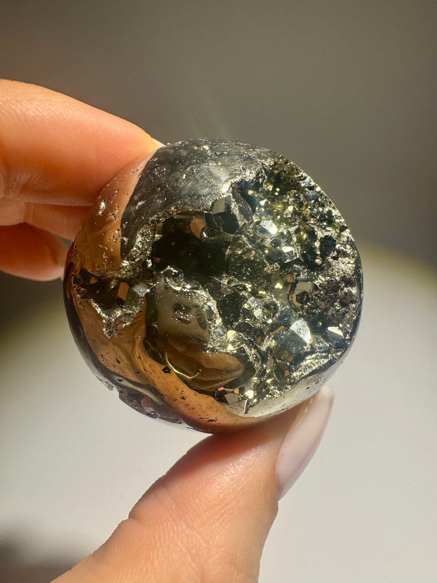Pyrit-Kugel 4 cm | Funkelnde Pyrit-Kristallkugel mit Goldglanz | Hochwertiger Pyrit aus Peru | Kristallkugel für Erfolg & Schutz