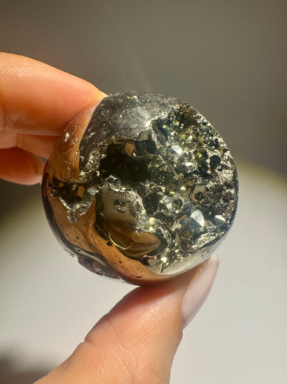 Pyrit-Kugel 4 cm | Funkelnde Pyrit-Kristallkugel mit Goldglanz | Hochwertiger Pyrit aus Peru | Kristallkugel für Erfolg & Schutz