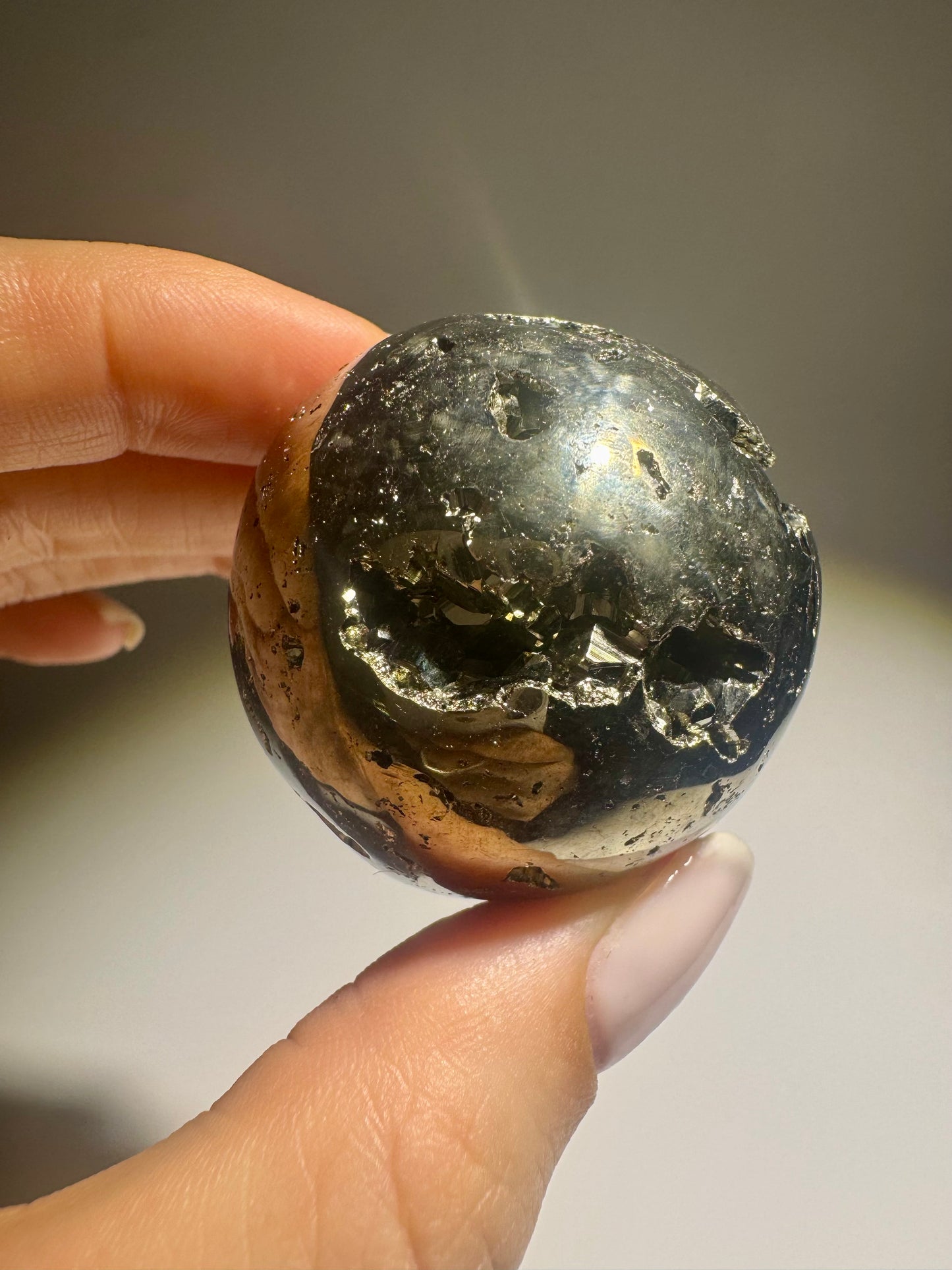 Pyrit-Kugel 4 cm | Funkelnde Pyrit-Kristallkugel mit Goldglanz | Hochwertiger Pyrit aus Peru | Kristallkugel für Erfolg & Schutz