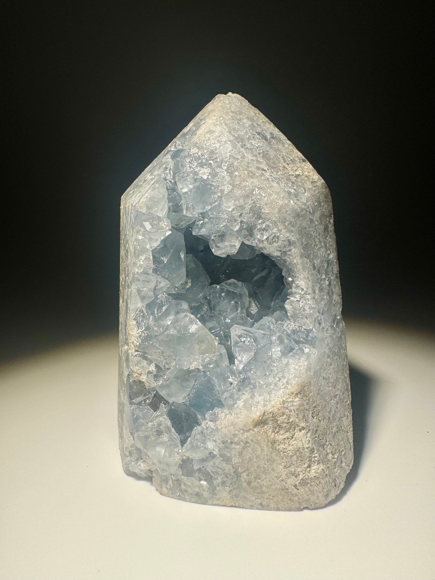 Celestin Spitze Madagaskar 7cm, klare hellblaue Kristalle, natürliche Energie