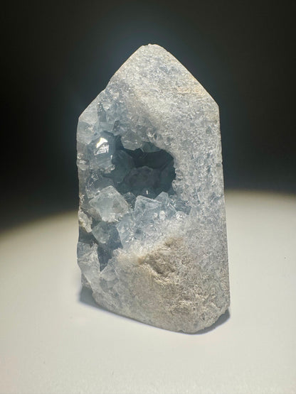Celestin Spitze Madagaskar 7cm, klare hellblaue Kristalle, natürliche Energie