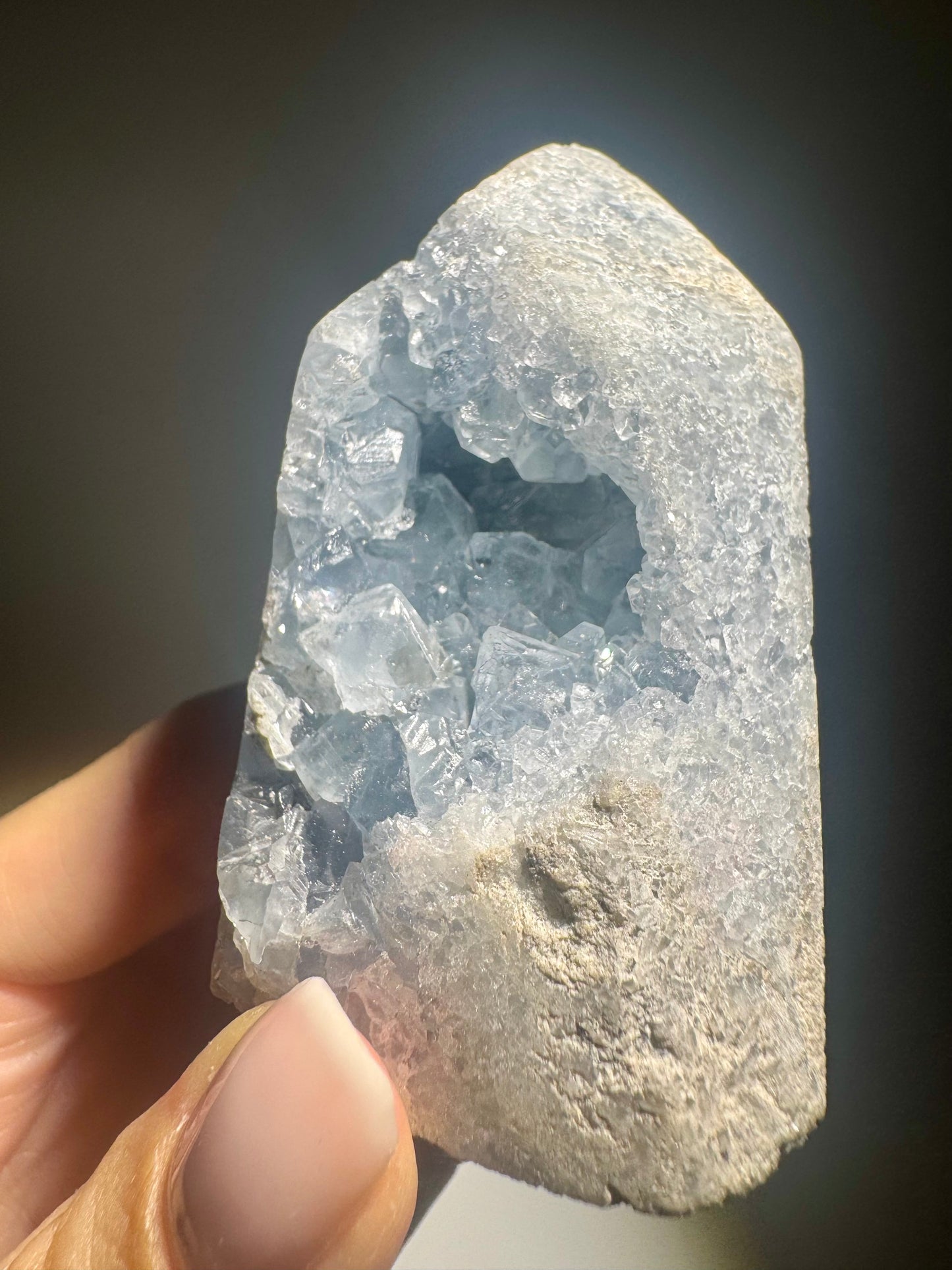Celestin Spitze Madagaskar 7cm, klare hellblaue Kristalle, natürliche Energie