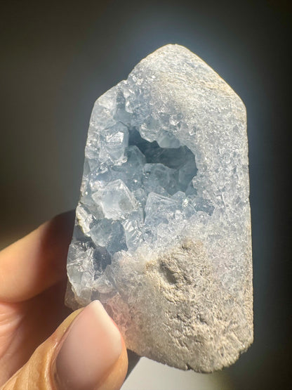 Celestin Spitze Madagaskar 7cm, klare hellblaue Kristalle, natürliche Energie