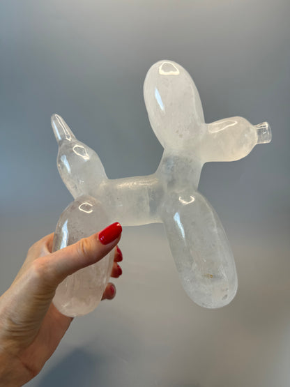 Jeff Koons inspiriertes Kunstobjekt – moderner Balloon Dog aus echtem Bergkristall – 2 kg schwere Unikatsfigur