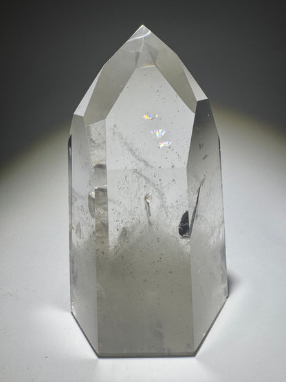 Klare Phantom-Quarz-Spitze mit Schleier und Wachstumslinien, 8.6cm