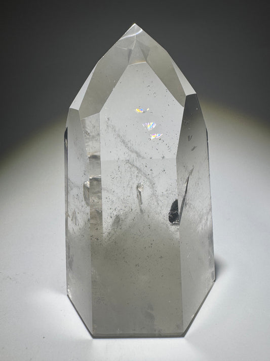 Klare Phantom-Quarz-Spitze mit Schleier und Wachstumslinien, 8.6cm