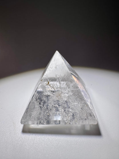 Klare Quarz Pyramide mit Lichtspiel – Spirituelle Deko
