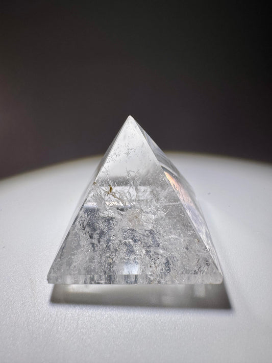 Klare Quarz Pyramide mit Lichtspiel – Spirituelle Deko