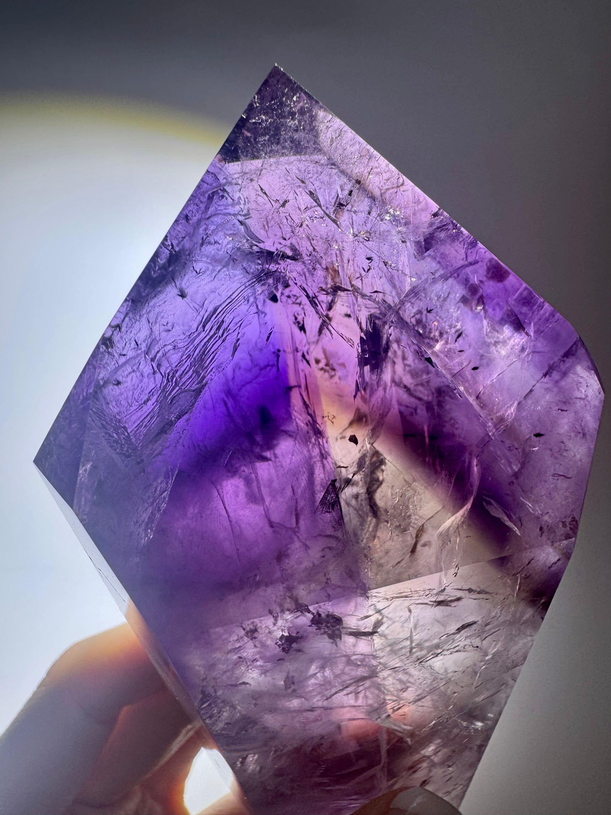 Klarer Amethrin Kristall mit violett-goldenen Farbverläufen und besonderen inneren Wachstumszonen (Phantomen)