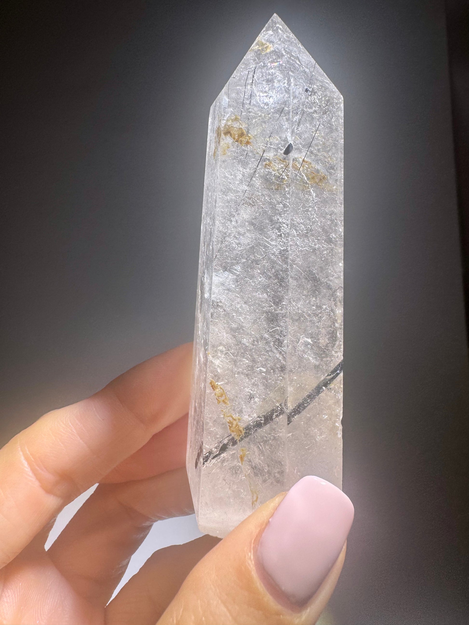 Klarer Bergkristall mit Turmalin und Rutil – 9 cm – Brasilianischer Quarzkristall 118 g