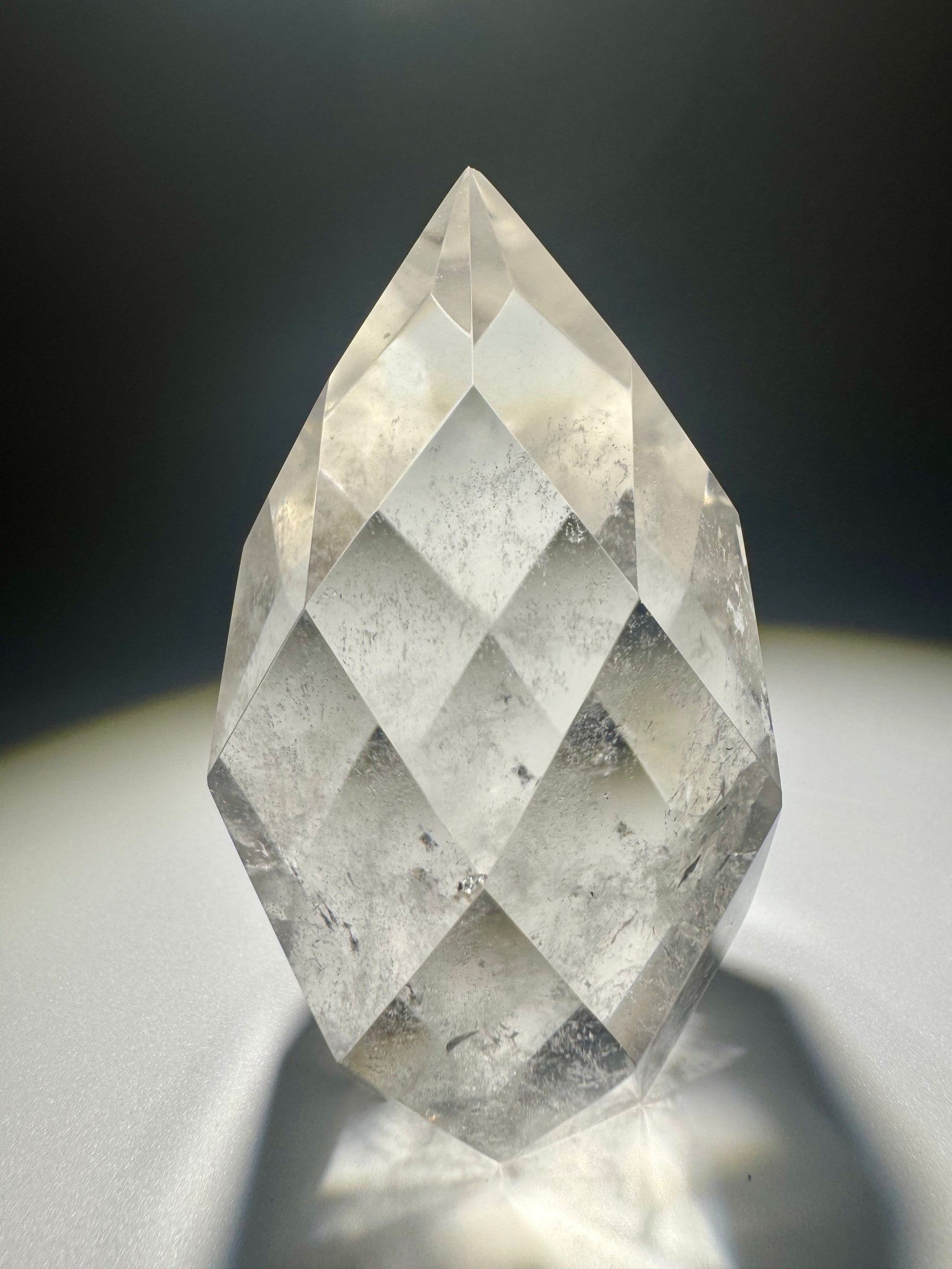 Klarer Bergkristall mit edlem Schliff – Einzelstück aus ethischer Herkunft, 6,8 cm hoch
