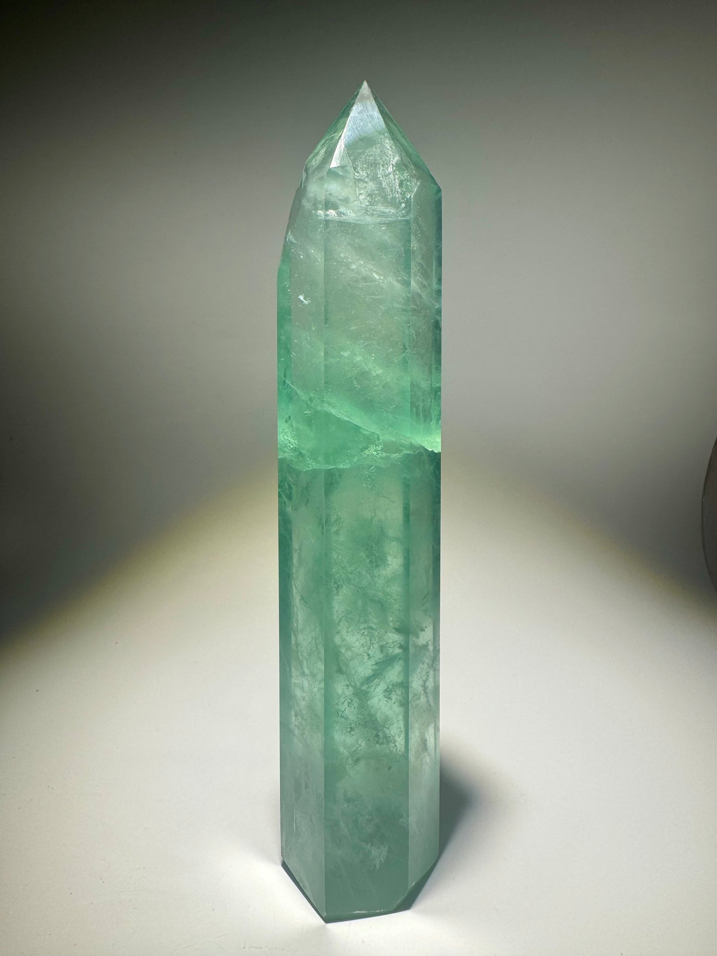 Klarer Fluorit-Kristall in zartem Mintgrün – hochgewachsene Spitze aus Brasilien, 20 cm, perfekt für spirituelle Praxis und Sammlungen